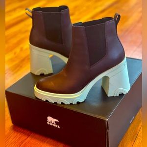 Sorel Leather High-Heel Chelsea Boots size 8